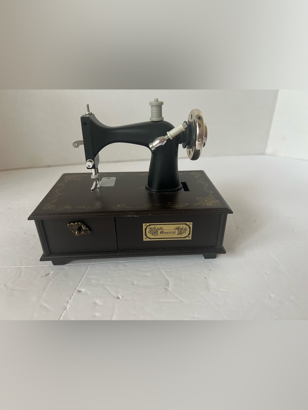 Vintage Berkley Design Musical Sewing Machine plays "Buttons and Bows" 1995